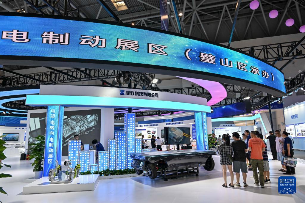 9月4日，觀(guān)眾在2023智博會(huì)“電驅(qū)、電轉(zhuǎn)向、電制動(dòng)”展區(qū)參觀(guān)。當(dāng)日，為期三天的2023中國(guó)國(guó)際智能產(chǎn)業(yè)博覽會(huì)在重慶國(guó)際博覽中心拉開(kāi)帷幕。本屆智博會(huì)圍繞智能網(wǎng)聯(lián)新能源汽車(chē)、智能裝備及智能制造、新一代信息技術(shù)、智慧城市四大專(zhuān)業(yè)板塊開(kāi)展系列活動(dòng)。新華社記者 王全超 攝