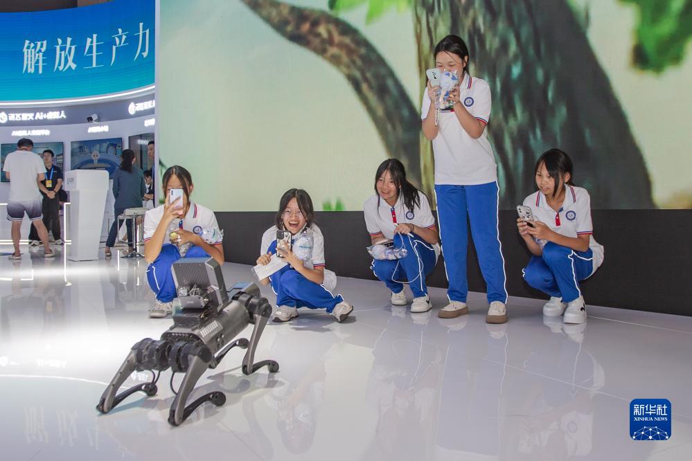 9月4日，在2023智博會(huì)科大訊飛展廳，訊飛工業(yè)巡檢機(jī)器人與觀(guān)眾互動(dòng)。新華社記者 儲(chǔ)加音 攝